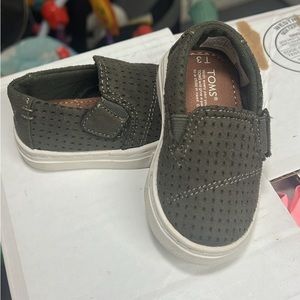 NWOT Kids green Toms Shoes. Size 3T
